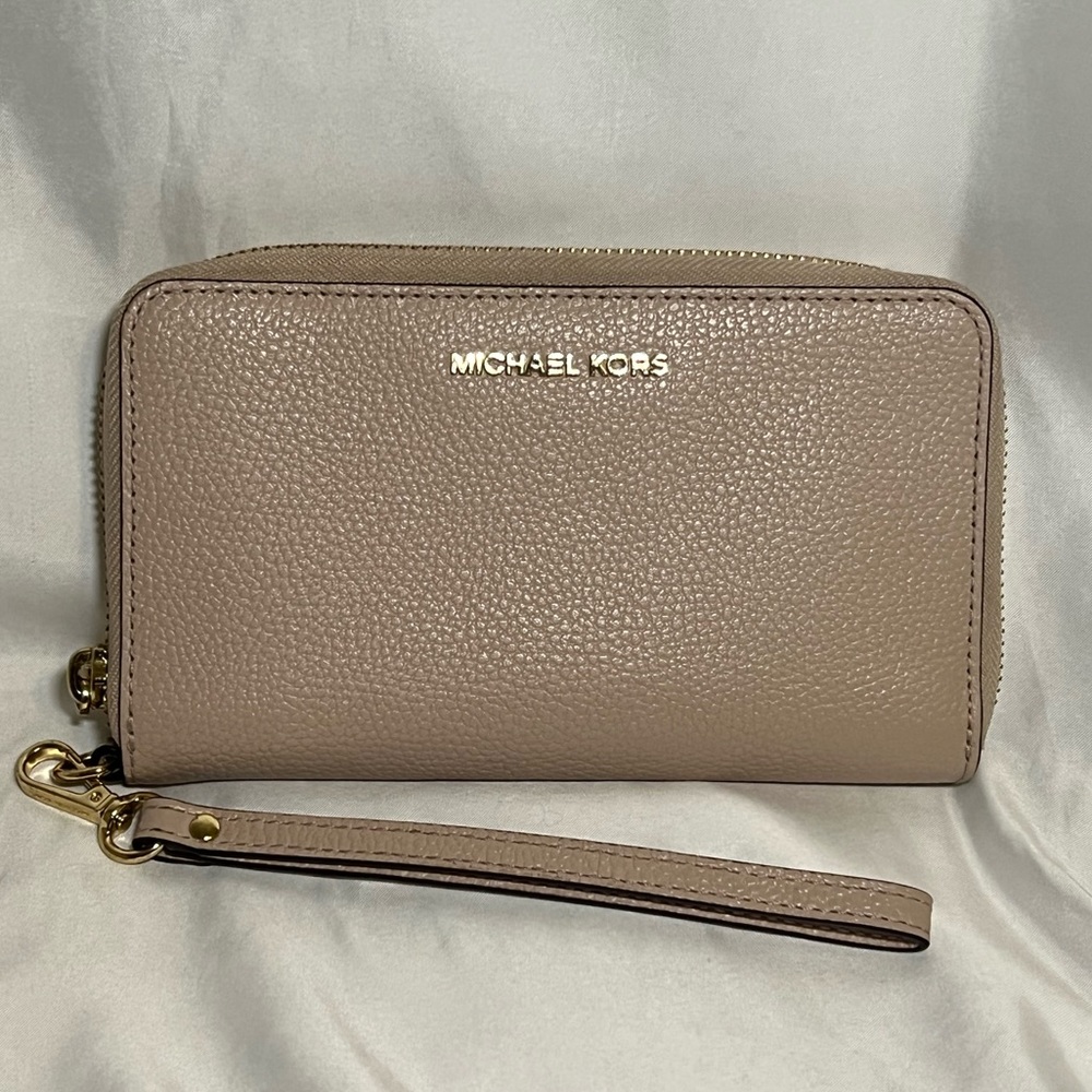 🌸NWOT Michael Kors Blush Pink Zippy Wallet/Clutch🌸